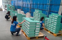 南京公司工人正在帮客人更换标签